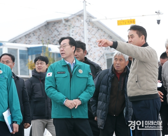정명근 화성시장(왼쪽 1번째)이 재난현장을 둘러보고 있다. <사진=화성시>