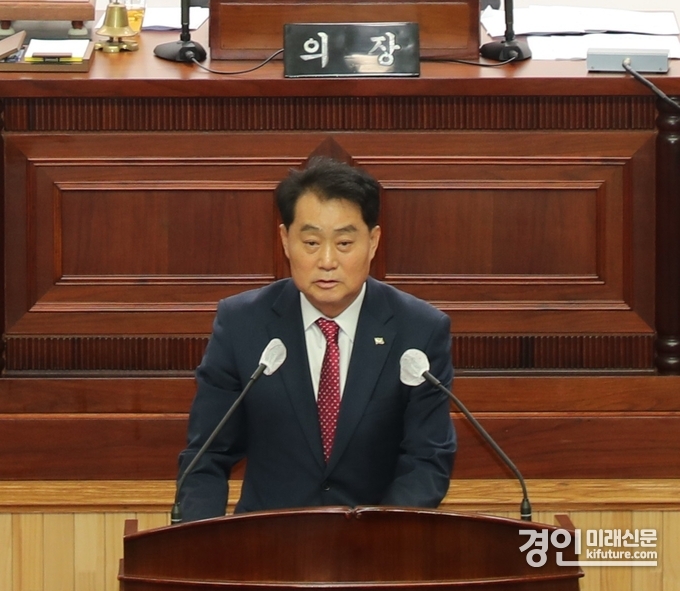 하은호 군포시장이 2일 제278회 군포시의회 정례회에서 2025년도 예산안과 시정 운영 방향에 대해 발표를 하고 있다. <사진=군포시>