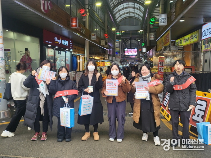 시흥시가 에이즈의 예방 및 홍보 캠페인을 진행하고 기념촬영을 하고 있다. <사진=시흥시>