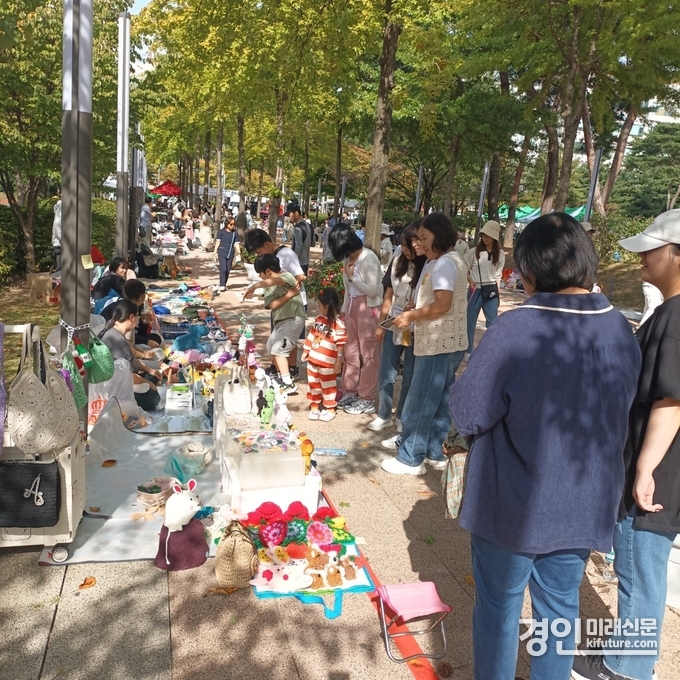 화성시가 재활용나눔장터를 열고 있다. <사진=화성시>