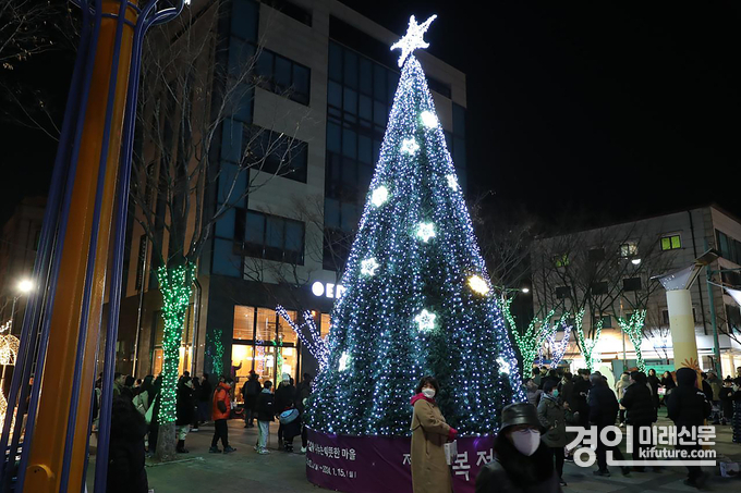 성남시 복정동 분수광장에 설치된 대형 트리 모습. <사진=성남시>