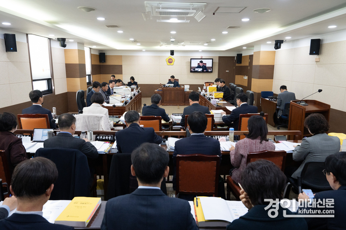 인천광역시의회 교육위원회가 ‘2025년도 인천시교육비특별회계 세입·세출예산안’을 심사하고 있다. <사진=인천시의회>