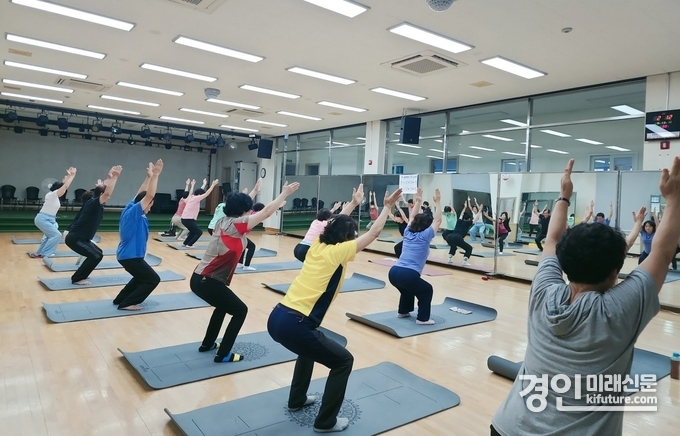 부천시민들이 운동프로그램에 참여하고 있다. <사진=부천시>