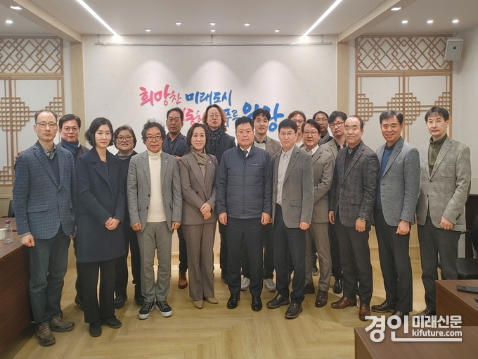의왕시가 하반기 건축사 간담회를 갖고 관계자들이 기념촬영을 하고 았다. <사진=의왕시>