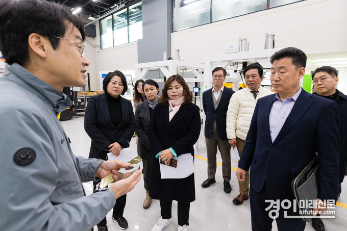 안산시의회 도시환경위원회가 지난 3일 경기테크노파크 디지털전환허브를 방문해 관계자의 설명을 듣고 있다. <사진=안산시의회>
