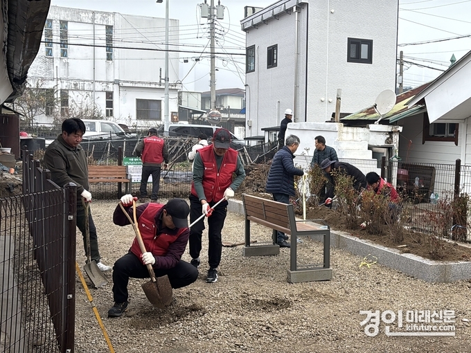 경기도, 포천시, KMS봉사단 관계자들이 ‘경기도형 민‧관 협력 빈집정비’ 사업으로 공원을 조성하고 있다. <사진=경기도>