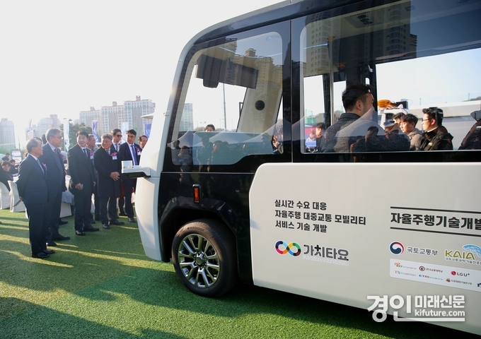 화성시 자율주행 리빙랩 착공식에서 자율 주행 시범을 선보이고 있다. <사진=화성시의회> 