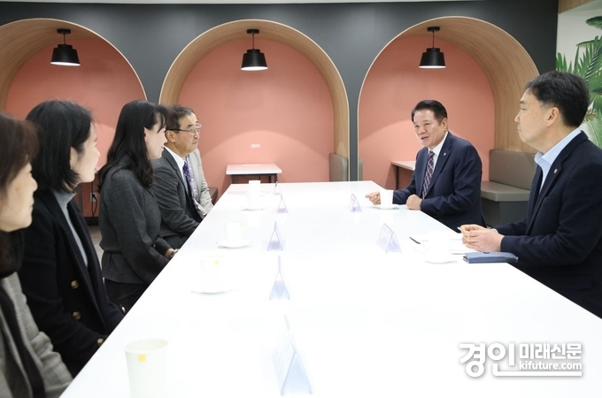 최대호 안양시장(오른쪽 2번째)이 지난 3일 안양여자고등학교를 방문해 관계자들과 고교학점제 준비 상황을 점검했다. <사진=안양시>