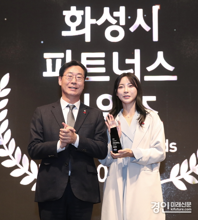 정명근 화성시장(왼쪽)이 김민지 육상선수를 사회공헌 홍보대사로 위촉하고 기념촬영을 하고 있다. <사진=화성시>
