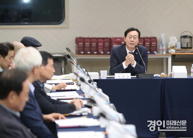 정명근 화성시장(오른쪽)이 시정자문위원회를 주재하고 있다. <사진=화성시>