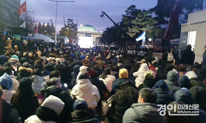 7일 오후 5시 30분 께 여의도 집회 참가자들이 국회에서 진행되고 있는 김건희 특검법 상황을 주시하고 있다. <사진=민경호 기자> 