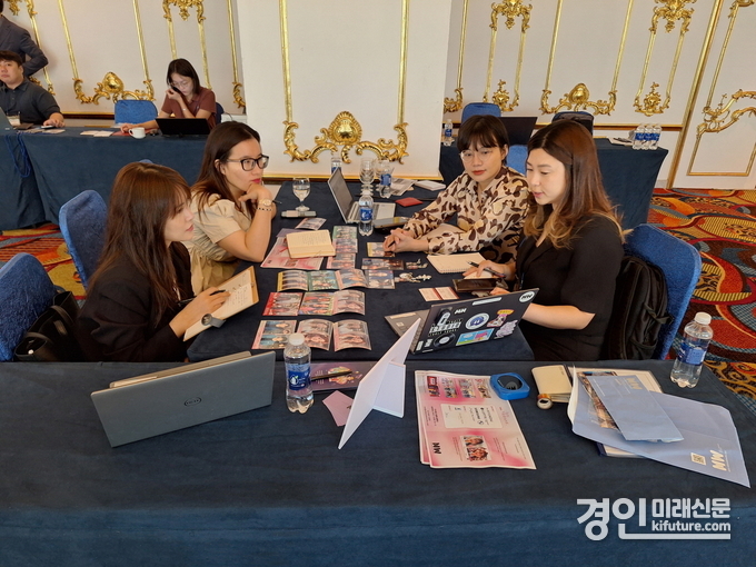 수출개척단이 2024년 10월 베트남에서 현지 업체와 상담하고 있다. <사진=수원시>