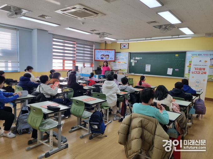 인천동부초등학교 학생들이 치매 바로 알기와 치매 인식개선 교육을 받고 있다. <사진=남동구>