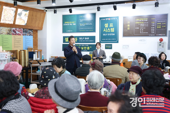 김성제 의왕시장이 아름채 노인복지관 감사 송년행사에서 인사말을 하고 있다. <사진=의왕시>
