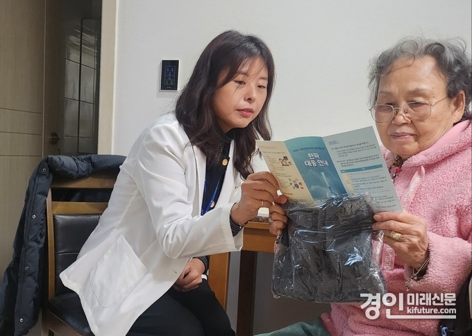 화성시 관계자가 건강취약계층을 대상으로 건강관리를 안내하고 있다. <사진=화성시> 