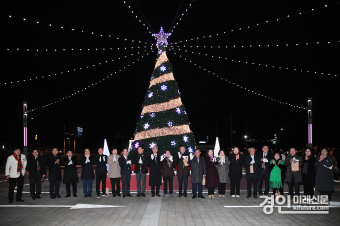 남양주시가 성탄 감사 예배와 함께 희망의 불빛 점등식을 갖고 기념촬영을 하고 있다. <사진=남양주시>