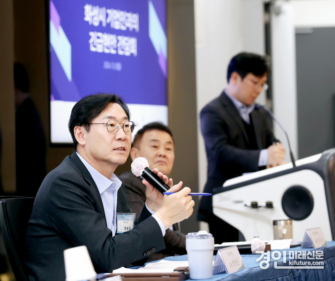 정명근 화성시장이 기업인과 긴급현안 간담회를 갖고 있다. <사진=화성시>