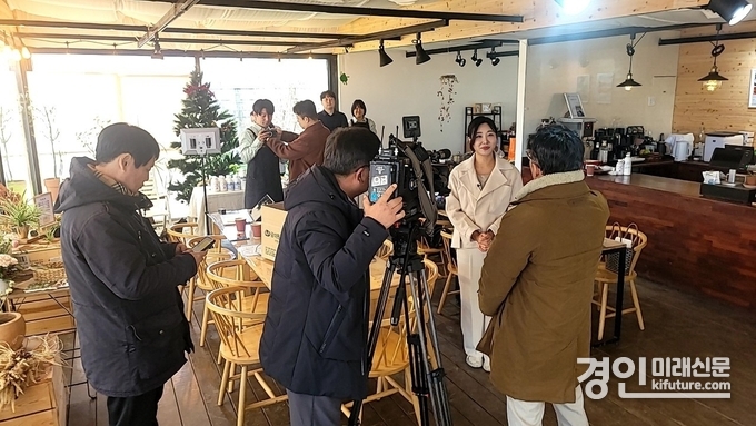 양평군이 농가에서 라이브커머스 방송을 진행하고 있다. <사진=양평군>