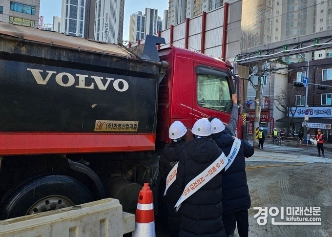 광명시 관계자들이 화물차 안전캠페인을 실시하고 있다. <사진=광명시>
