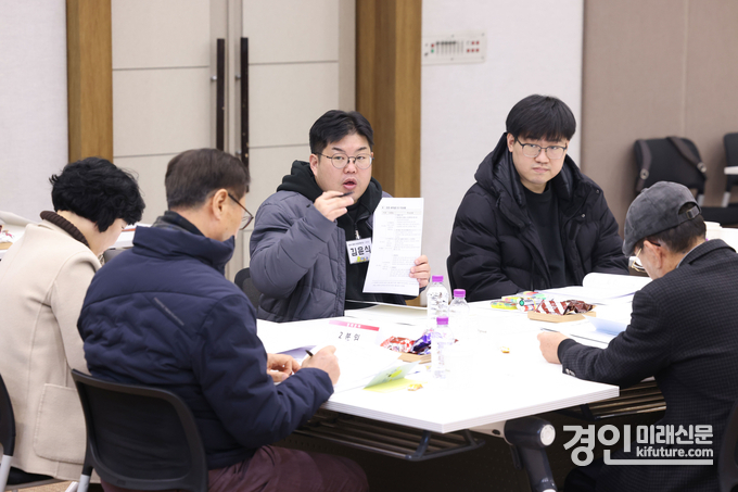 시민정책단이 의왕시 민선8기 공약이행 평가 회의를 진행하고 있다. <사진=의왕시>