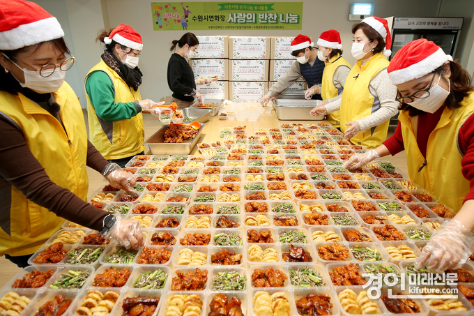 수원시 연화장 관계자들이 도시락을 만들고 있다. <사진=수원도시공사>