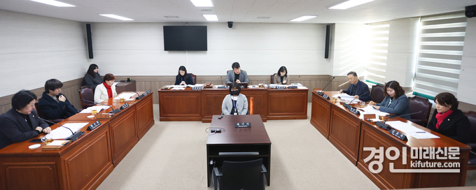 안산시의회 의회운영위원회가 지난 9일 ‘안산인재육성재단 대표이사 임명후보자 인사청문 실시계획서’를 채택하고 있다. <사진=안산시의회>