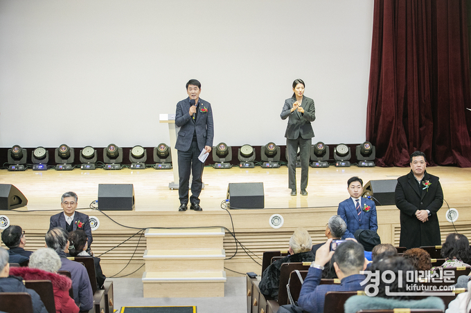 내외빈에게 인사하는 이용운, 김종복, 이계철 화성시의원. <사진=화성시의회>