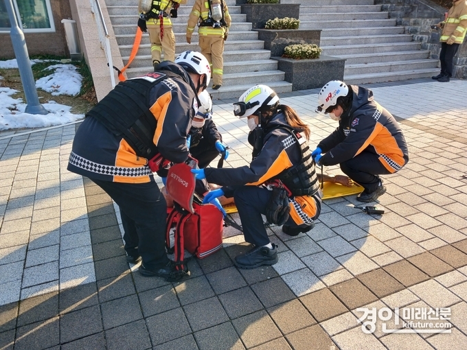 안성소방서가 LS미래원에서 구급활동 훈련을 실시하고 있다 .<사진=안성소방서>