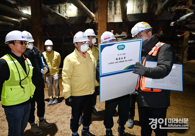 오후석 경기도 행정2부지사가 지난 10일 철도건설공사 현장에서 관계자의 설명을 듣고 있다. <사진=경기도>