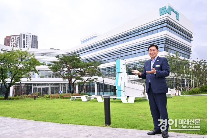 전진선 양평군수가 앵평도서관을 배경으로 기념촬영을 하고 있다. <사진=양평군>