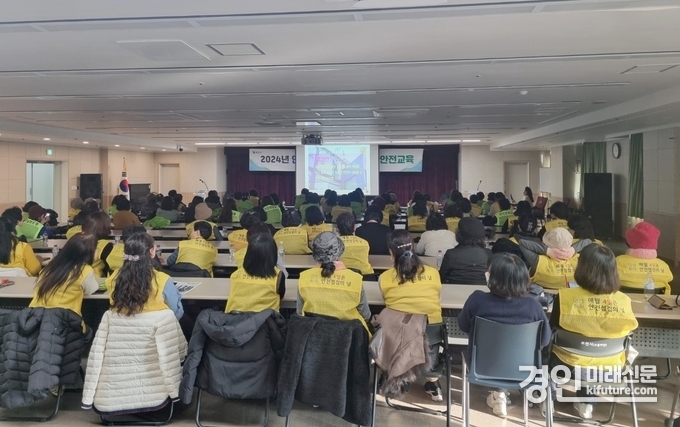 부천시가 안전모니터봉사단 재난·안전교육을 실시하고 있다. <사진=부천시>