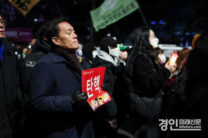 이재준 수원시장이 지난 7일 국회의사당 앞에서 시위하고 있다. <사진=수원시>