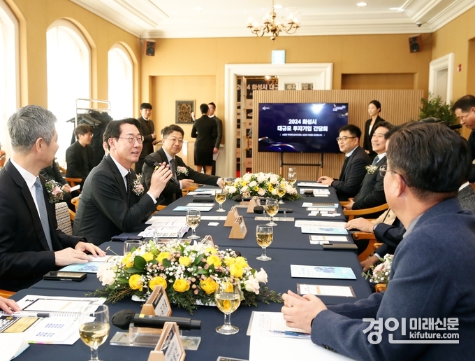 정명근 화성시장(왼쪽 2번째)이 투자기업과 간담회를 진행하고 있다. <사진=화성시>