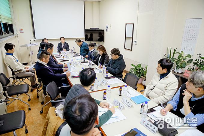 화성시의회 경제환경위원회가 지난 11일 동부출장소에서 병점 도시재생사업 활성화 방안을 논의하고 있다. <사진=화성시의회>