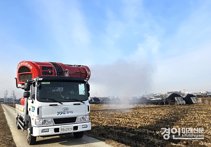 경기도가 폭설 피해를 입은 축산농가 일대에 소독을 실시하고 있다. <사진=경기도>