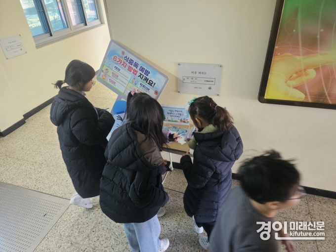 인천시가 인천선학초등학교에서 식중독 예방 캠페인을 실시하고 있다. <사진=인천시>