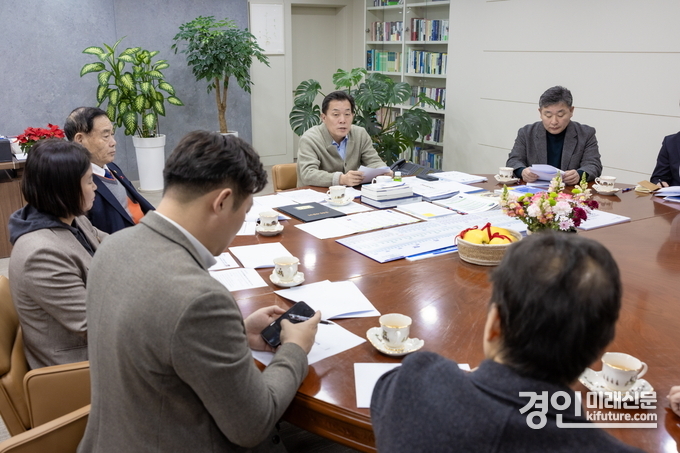 이재준 수원시장(오른쪽 2번째)과 이재식 수원시의회 의장, 김정렬 부의장 등 시의원들이 의견을 나누고 있다. <사진=수원시> 
