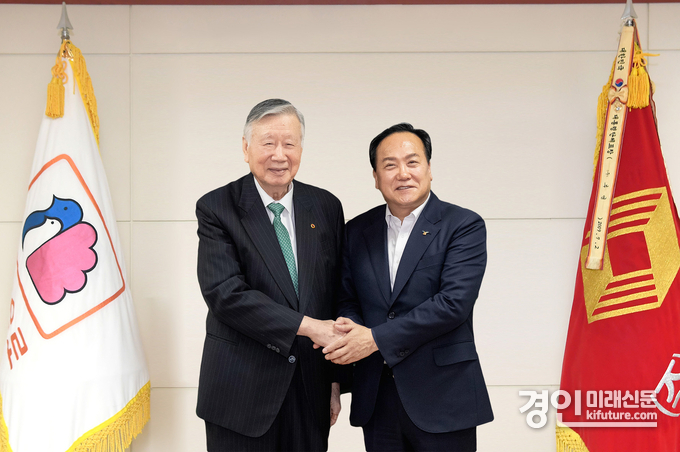 이권재 오산시장(오른쪽)이 이중근 부영그룹 회장과 인사를 나누고 있다. <사진=오산시>