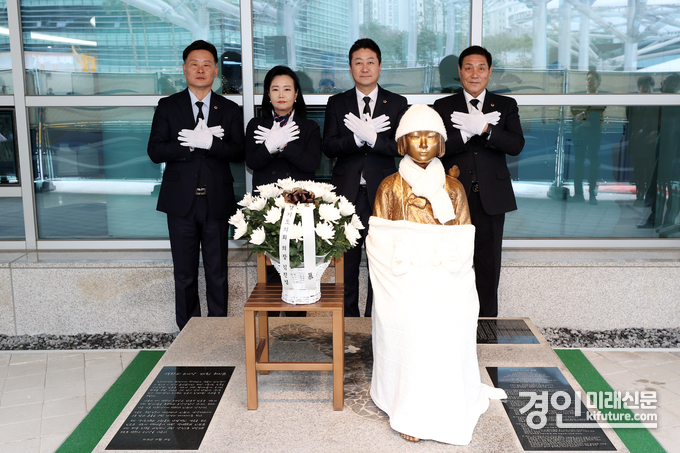 경기도의회 평화의 소녀상 건립 6주년 추모식을 진행하고 최종현 더불어민주당대표의원, 정윤경 부의장, 김진경 의장, 김규창 부의장(왼쪽부터)이 기념촬영을 하고 있다. <사진=경기도의회> 