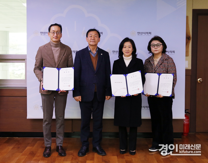 박태순 안산시의회 의장(왼쪽 2번째)이 13일 민간 인사들을 공무국외출장 심사위원으로 위촉하고 기념촬영을 하고 있다. <사진=안산시의회> 