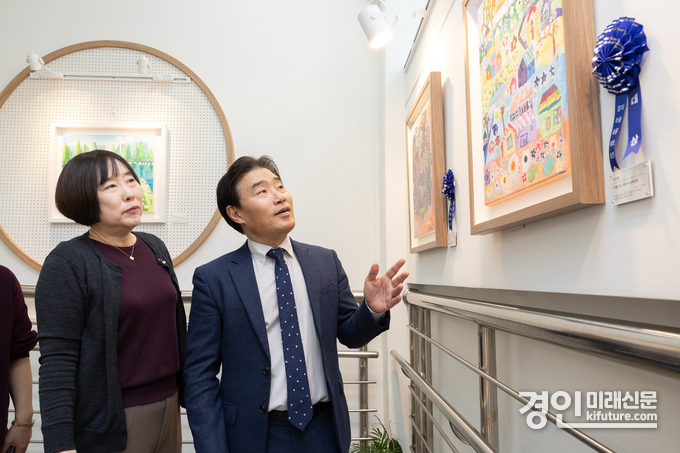 김운남 고양시의회 의장(오른쪽)이 제2회 갤러리 비상 미술공모전 전시회 관람을 하고 있다. <사진=고양시의회>