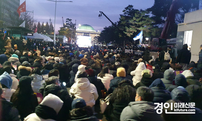 지난 7일 오후 5시 30분께 여의도 집회 참가자들이 국회에서 진행되고 있는 김건희 특검법 상황을 주시하고 있다. <사진=민경호 기자> 