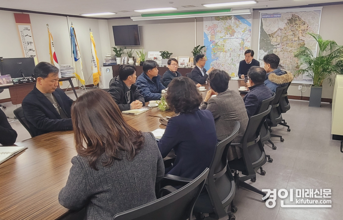 인천 서구청이 국회에서 탄핵이 가결된 가운데 긴급 간부회의 열고 있다. <사진=서구>