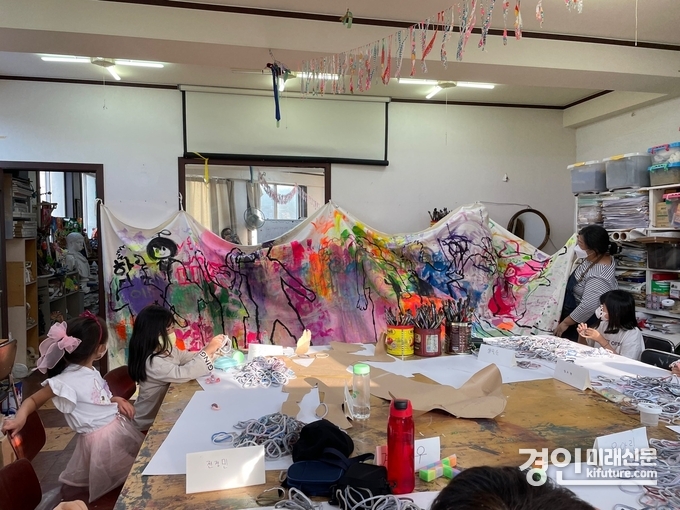 수원문화재단이 후원한 지역아동센터에서 취약계층을 대상으로 예술교육을 실시하고 있다. <사진=수원문화재단>