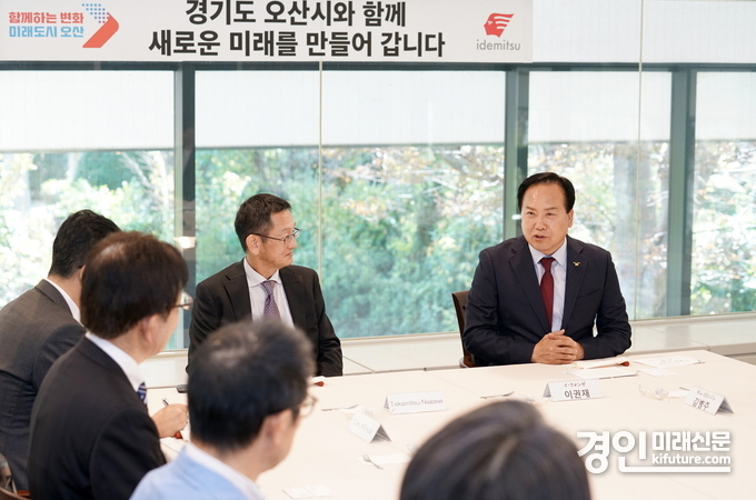 이권재 오산시장(오른쪽)이 지난 2023년 11월 일본 이데미츠코산에 방문해 오산시 강점에 대해 설명하고 있다. <사진=오산시>