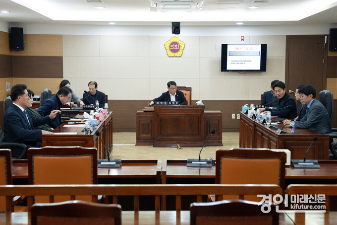 인천시의회 건교위가 계산종합의료단지 도시개발사업관련 회의를 열고 있다. <사진=인천시의회>