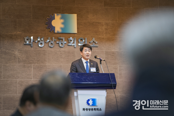 배정수 화성시의회 의장이 지난 17일 화성 경제인포럼&송년행사에서 축사를 하고 있다. <사진=화성시의회>