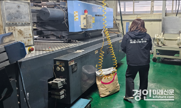 인천광역시 특별사법경찰이 미신고 대기배출시설을 확인하고 있다. <사진=인천시>