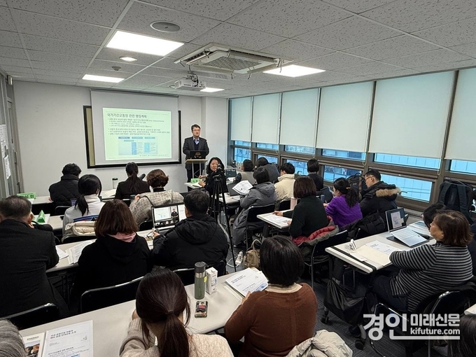 한국환경회의가 18일 서울 청년문화공간JU에서 '죽음의 활주로를 멈춰라! 신공항 건설현황과 과제'라는 주제로 8차 포럼을 열고 있다. <사진=한국환경회의>