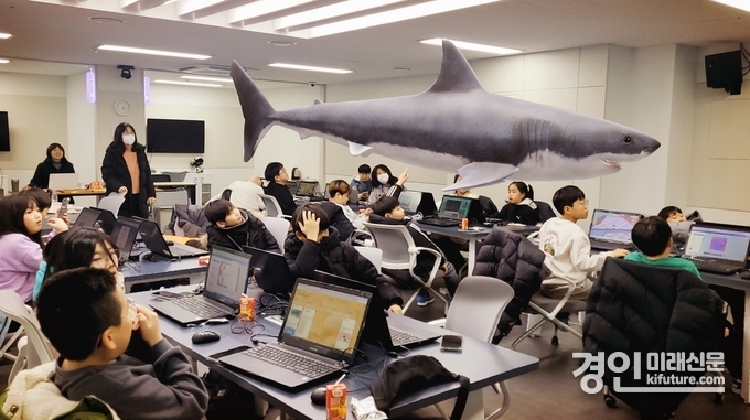 광명시 디지털혁신교육센터가 상상이 현실이 되는 청소년 AR 창의체험교육을 실시하고 있다. <사진=광명시>